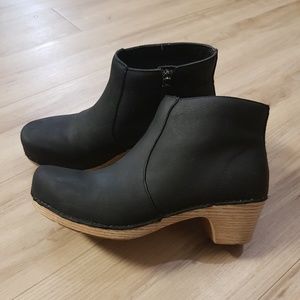 Dansko Maria size 38 black milled nubuck